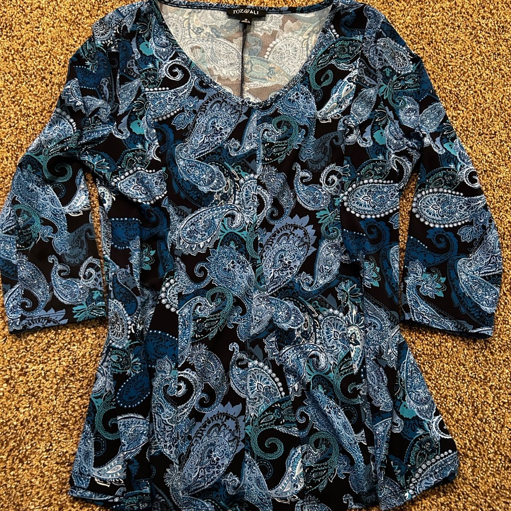 Roz & Ali Blue 3/4 Sleeve V-Neck Blouse with Graphic Design
